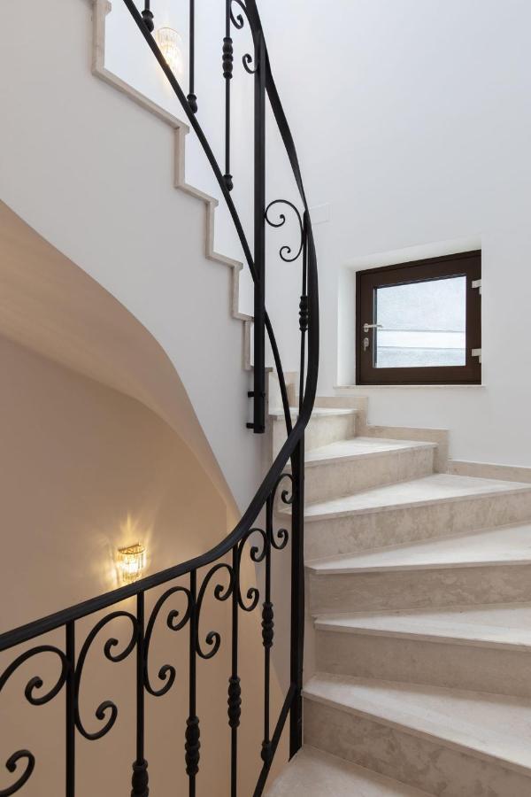 Holt Old Town Luxury Suites With Balcony Bucarest Esterno foto