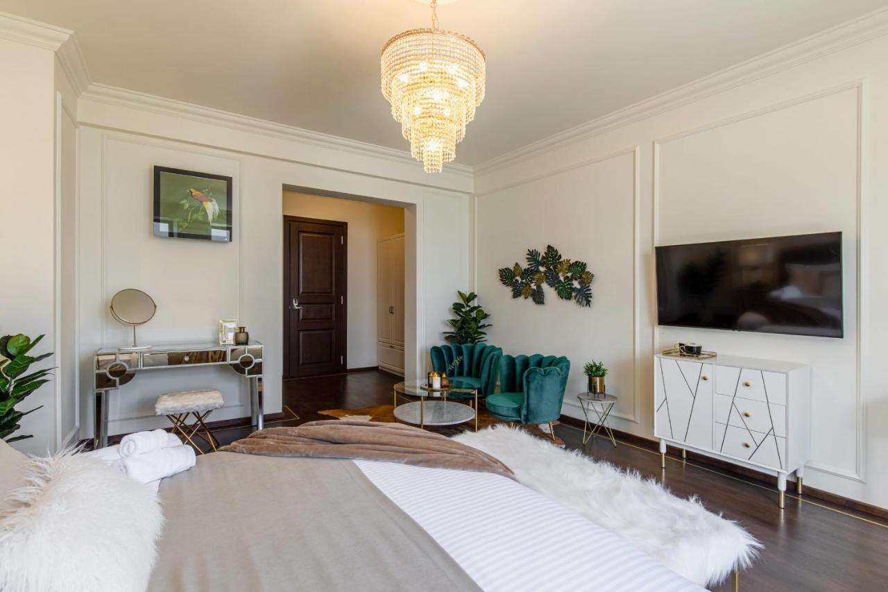 Holt Old Town Luxury Suites With Balcony Bucarest Esterno foto