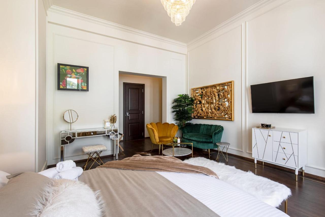 Holt Old Town Luxury Suites With Balcony Bucarest Esterno foto