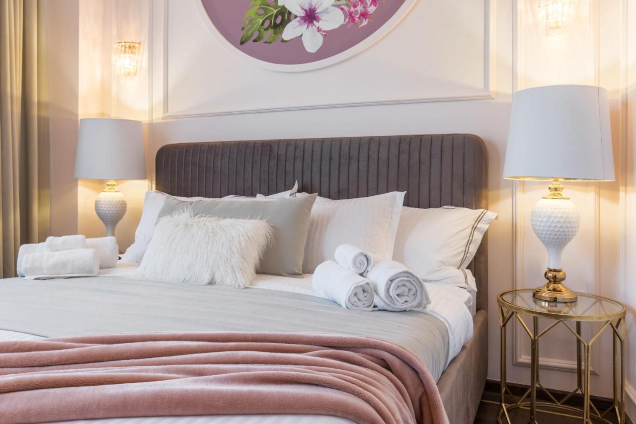 Holt Old Town Luxury Suites With Balcony Bucarest Esterno foto