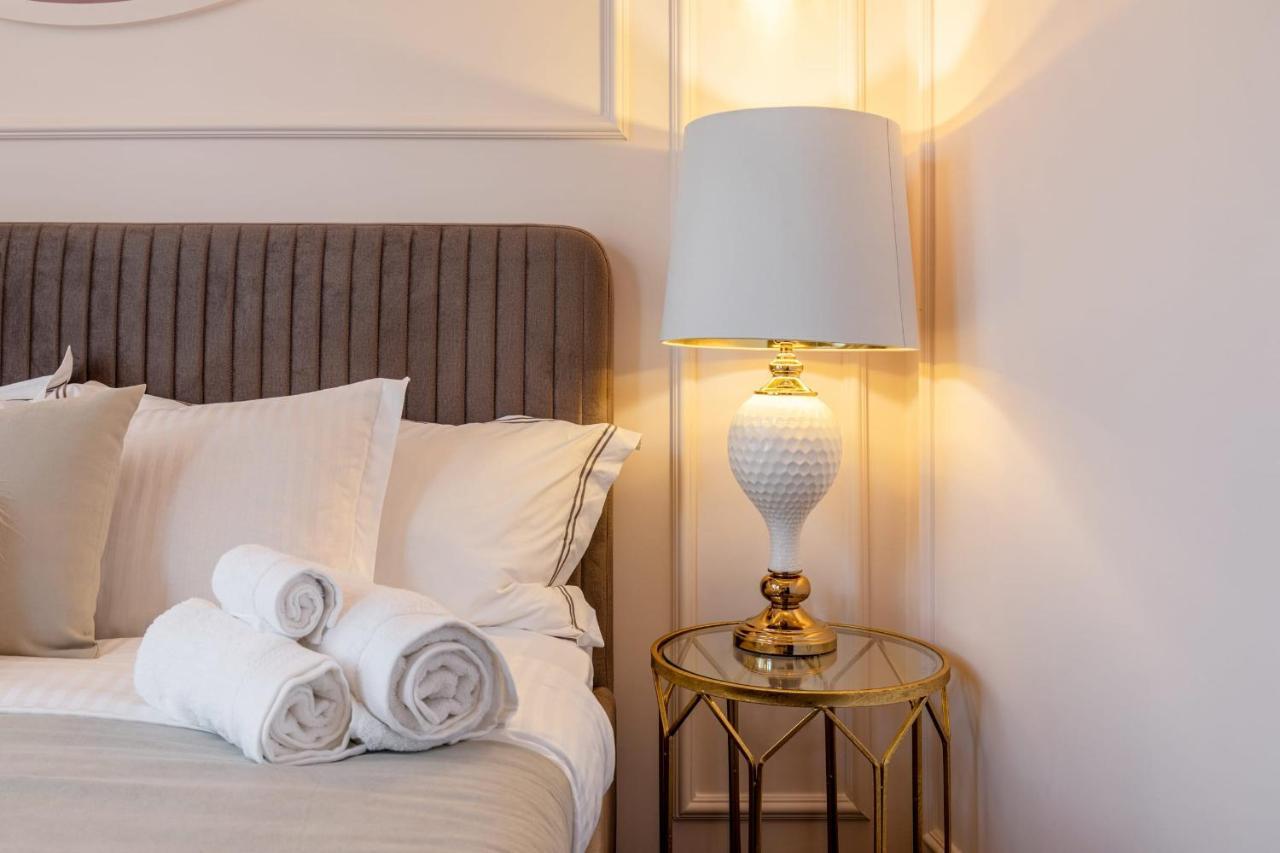 Holt Old Town Luxury Suites With Balcony Bucarest Esterno foto