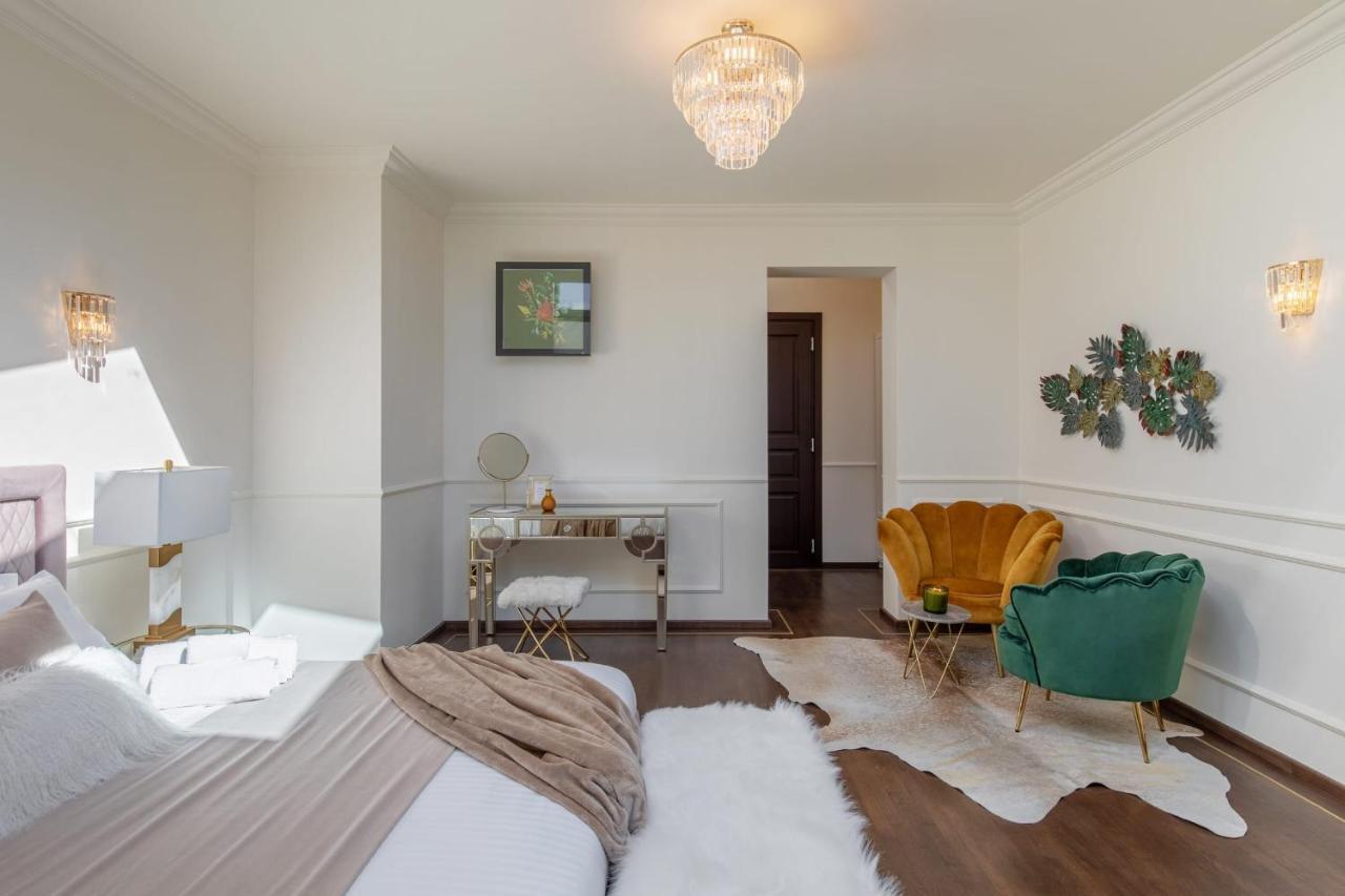 Holt Old Town Luxury Suites With Balcony Bucarest Esterno foto