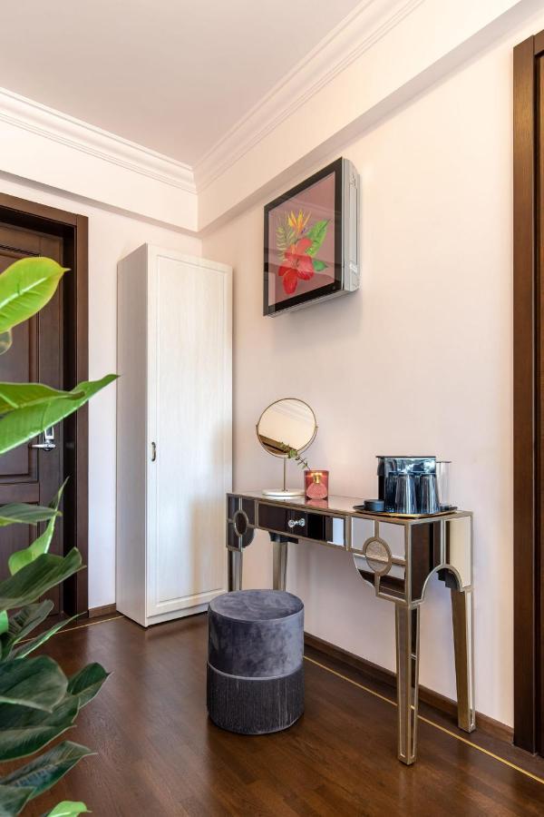 Holt Old Town Luxury Suites With Balcony Bucarest Esterno foto